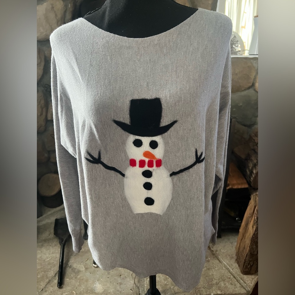 Aaeda-Gray Sweater with Snowman Design NWT❄️